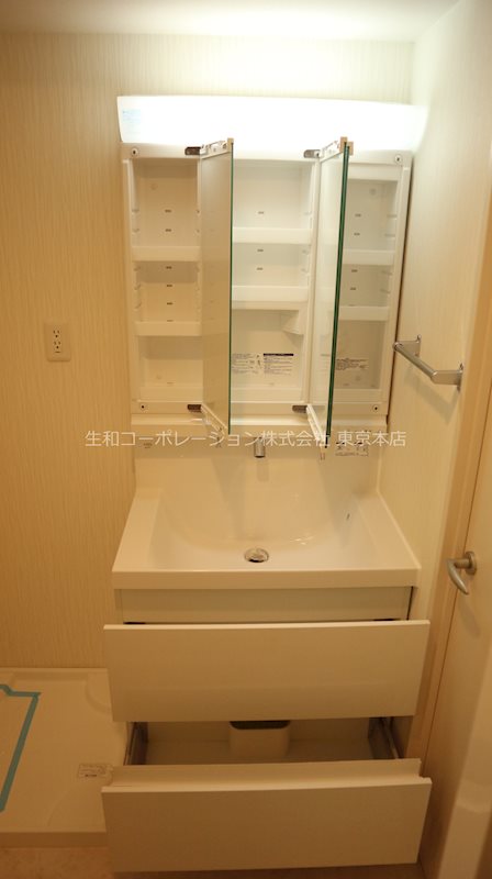 3面鏡付独立洗面台♪　中は可動式の棚が着いているので、歯ブラシ・洗面具・ドライヤー等色々と置けます。