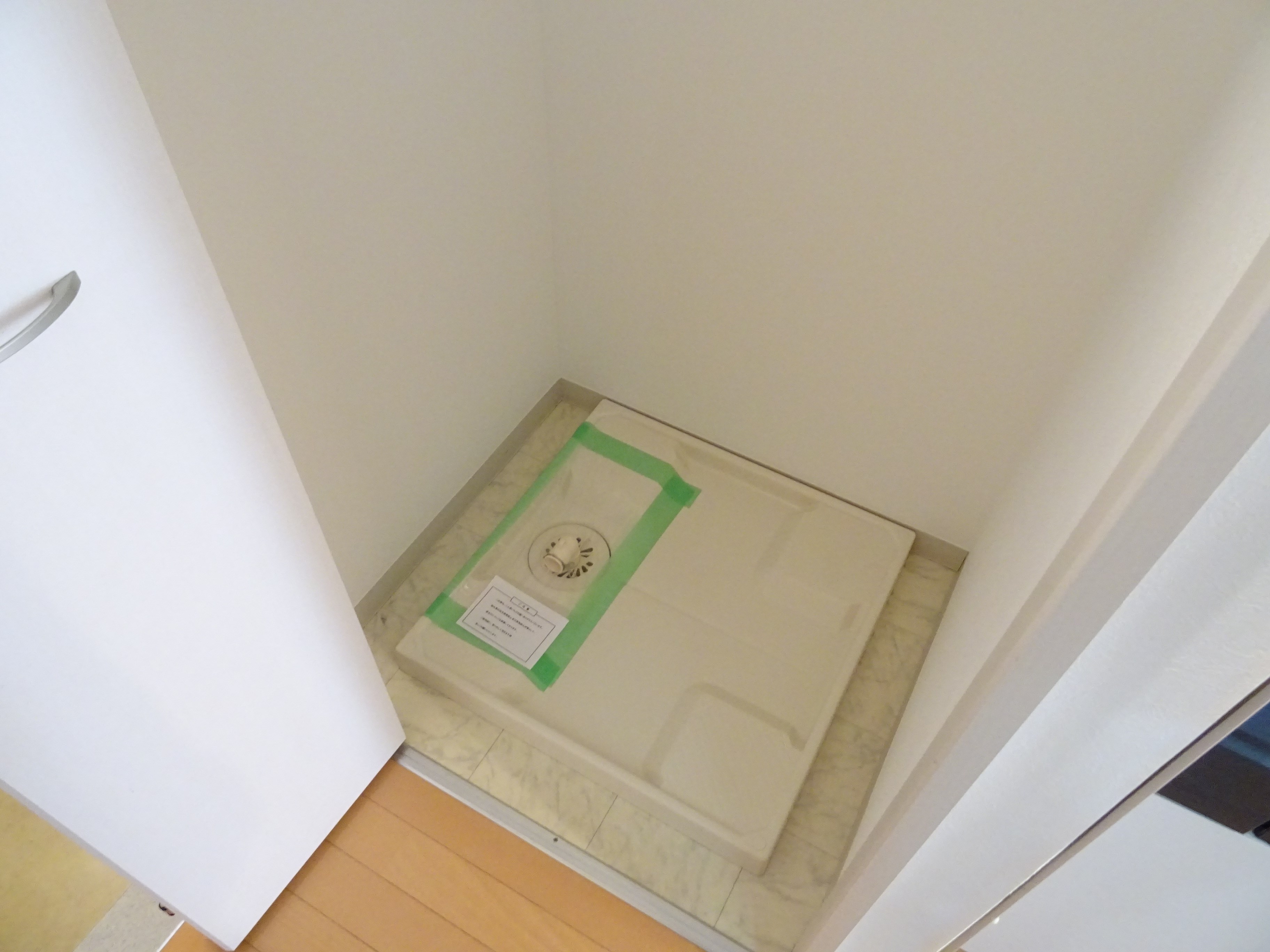 折戸付の洗濯機置場