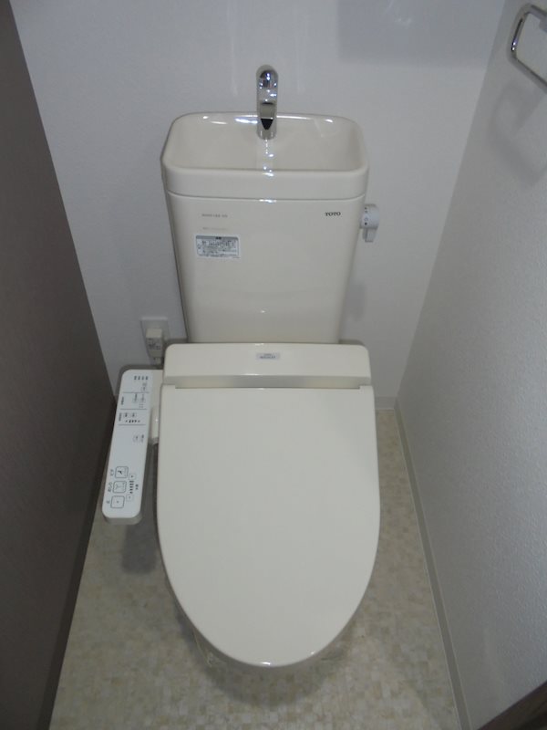 洗浄暖房便座付きのトイレ。