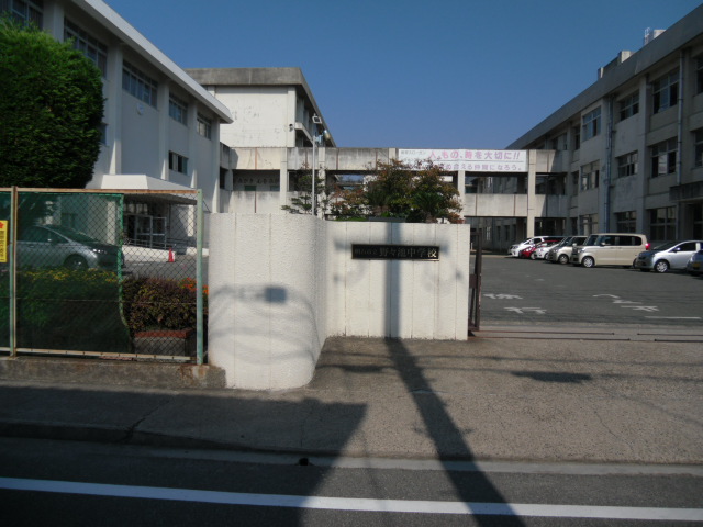 中学校：明石市立野々池中学校　647m