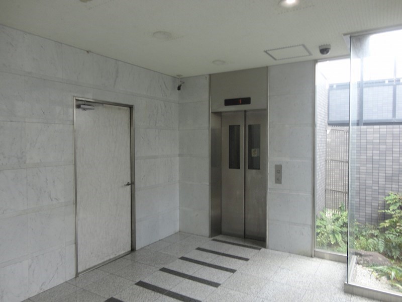 綺麗なエレベーターホール。