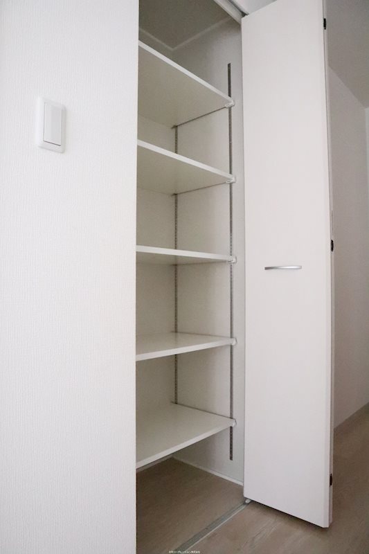 キッチン横の収納