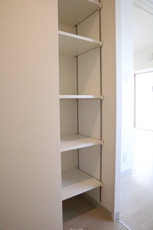 ウォークインクローゼット内の棚