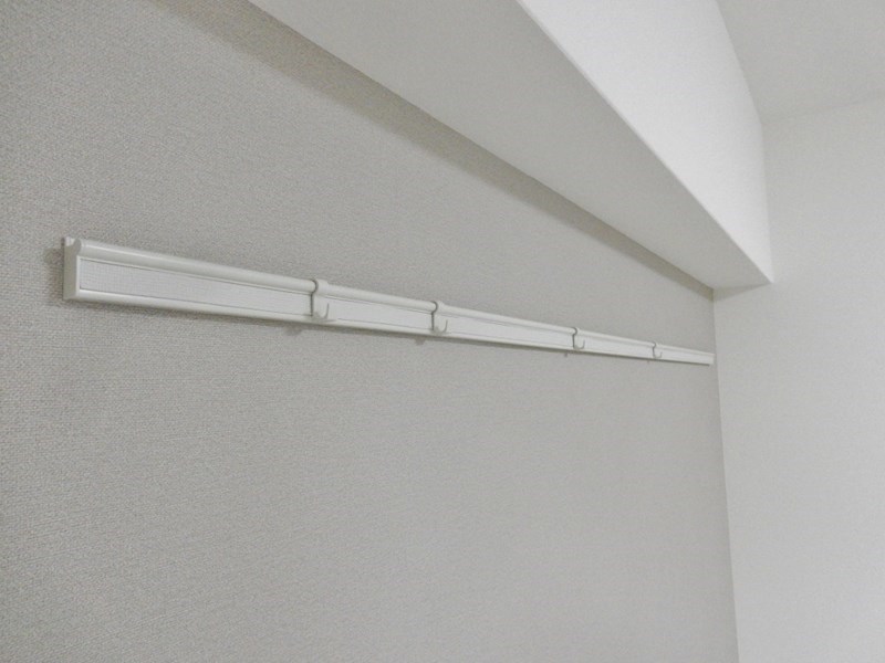 付け長押(画鋲等で時計等設置可)