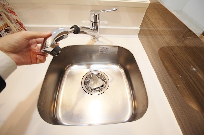 キッチンはハンドシャワー水栓です。料理はもちろん、シンクの掃除にも便利です。