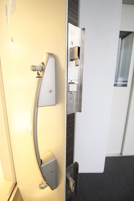 玄関は鎌付デッドボルド錠のダブルロックです。ディンプルキー採用でピッキング防止にもなります。