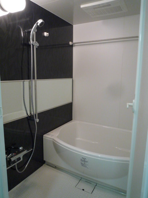 大き目の鏡やタイルなど、オシャレで使いやすい浴室となっております。