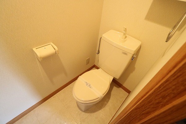 トイレにはコンセントあり。洗浄便座に取り付け可能です。