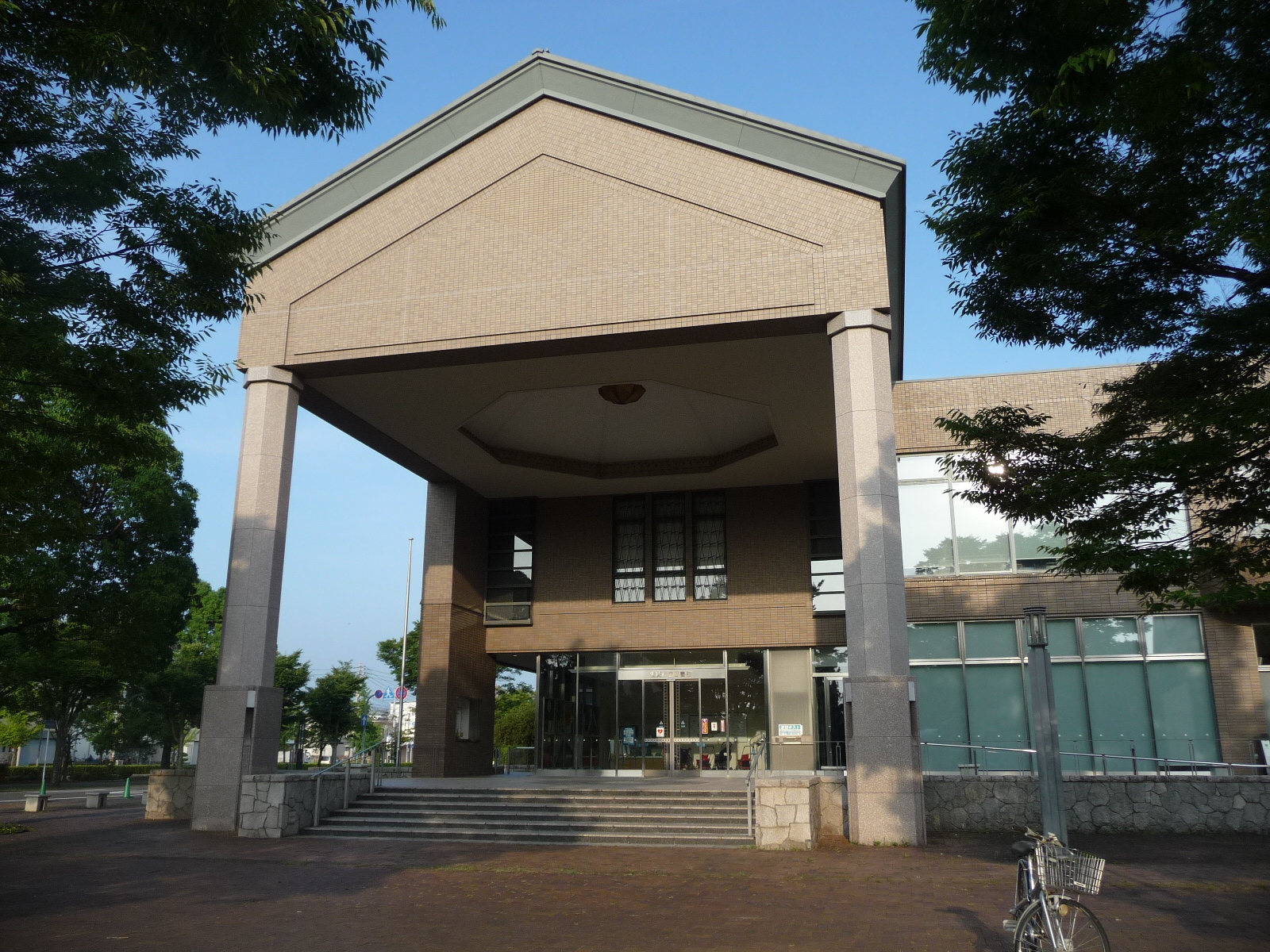 図書館：佐賀市立図書館　920m