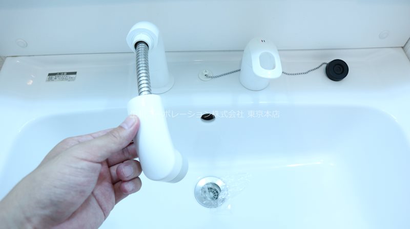 洗面台のシャワーヘッドは可動式です。