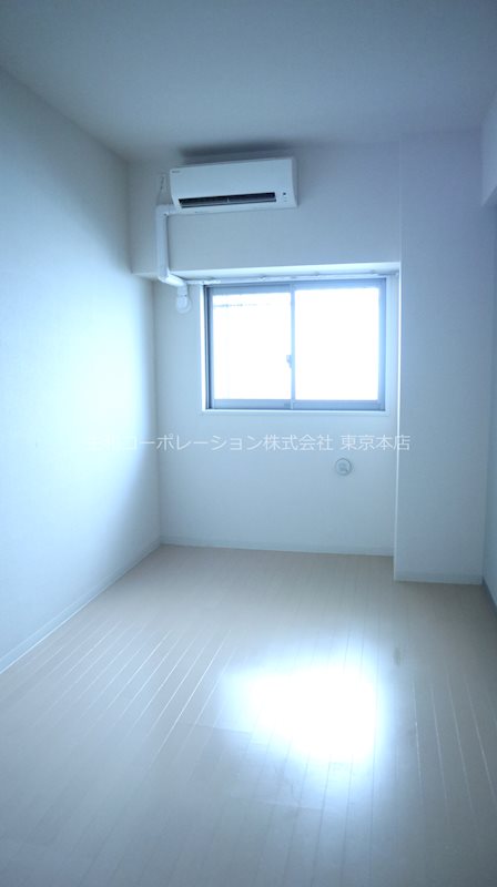 小窓が付いているので、少し明るく感じます。