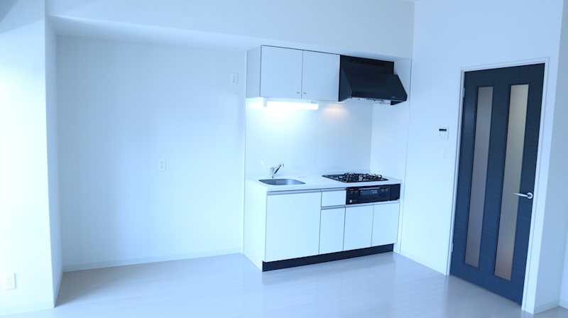 キッチン横が広いので、冷蔵庫や収納をレイアウトできます。