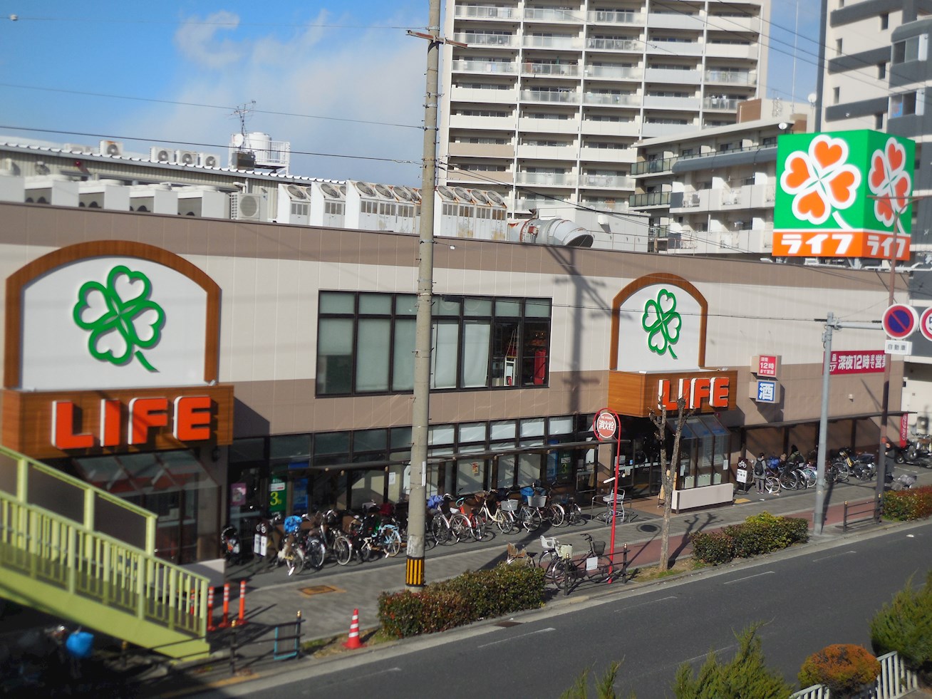 スーパー：ﾗｲﾌ 十三東店　693m