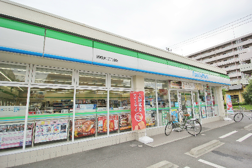 コンビ二：ﾌｧﾐﾘｰﾏｰﾄ 西新井二丁目店　650m