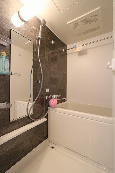 1面アクセントパネルの入ったお洒落な浴室。洗い場のスペースも広くゆったりとした空間です。