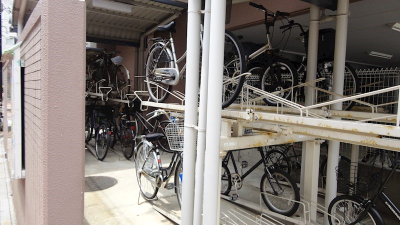 自転車ラックできちんと整頓された駐輪場です。