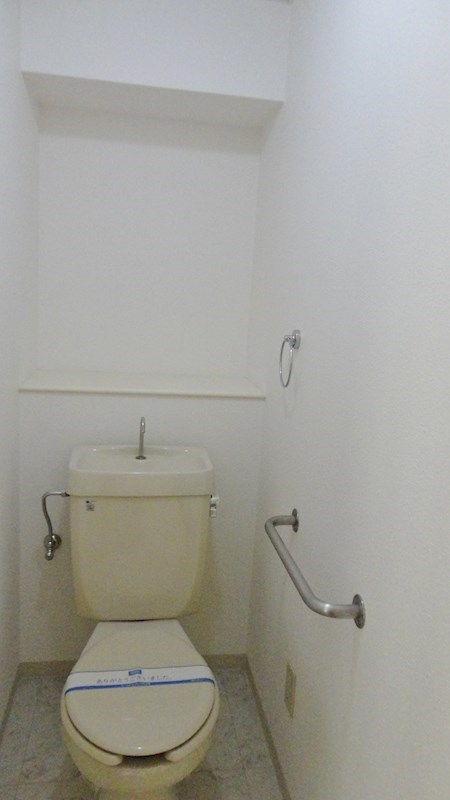 トイレも白を基調としています。