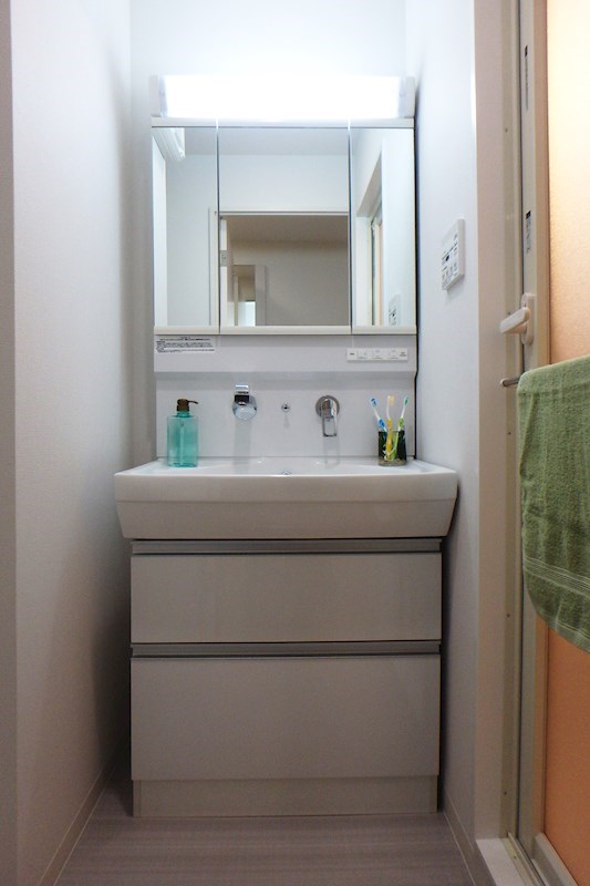 ３面鏡の内側に収納棚を備えた機能的な洗面化粧台