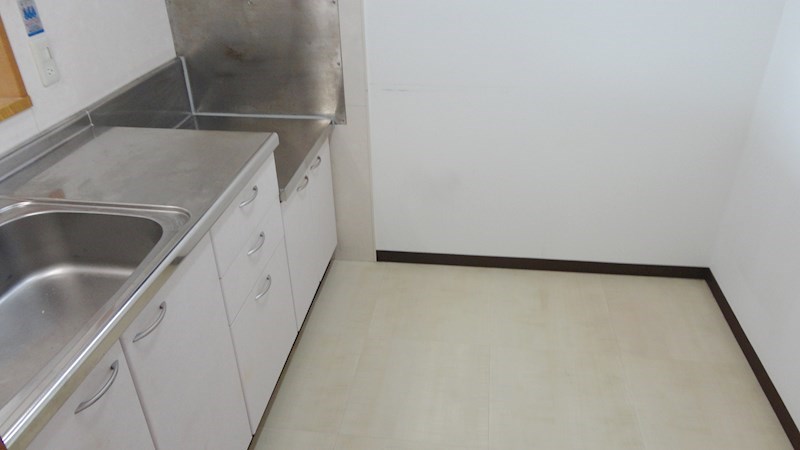 冷蔵庫や食器棚を置くスペースが十分あります！