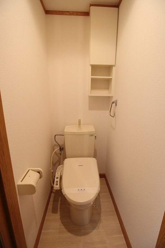 トイレには棚板あり。※温水洗浄便座は設備外です