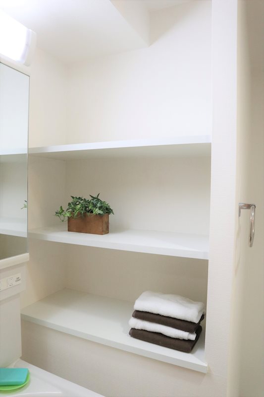 洗面台横に収納スペースあり。タオルや洗面用具等を置くのに最適です。