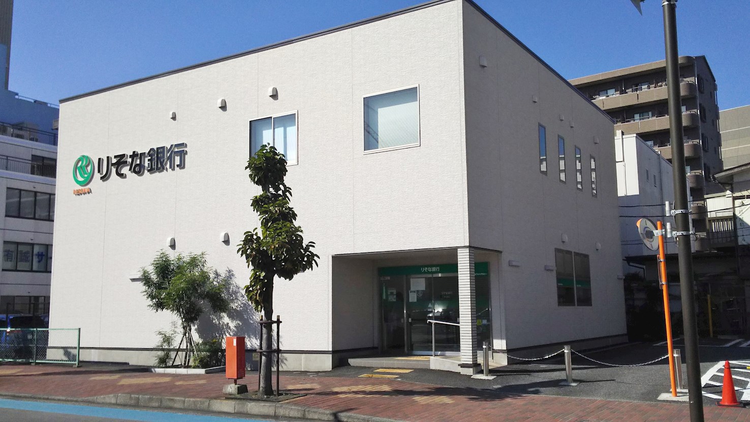 銀行：りそな銀行 厚木支店　90m