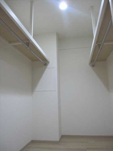 収納力たっぷりのウォークインクローゼット
