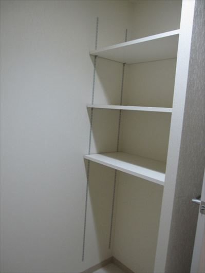 洗面所に便利な可動式棚があります