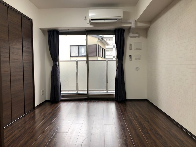 全室東向き。バルコニー窓からは朝日が差し込みます。