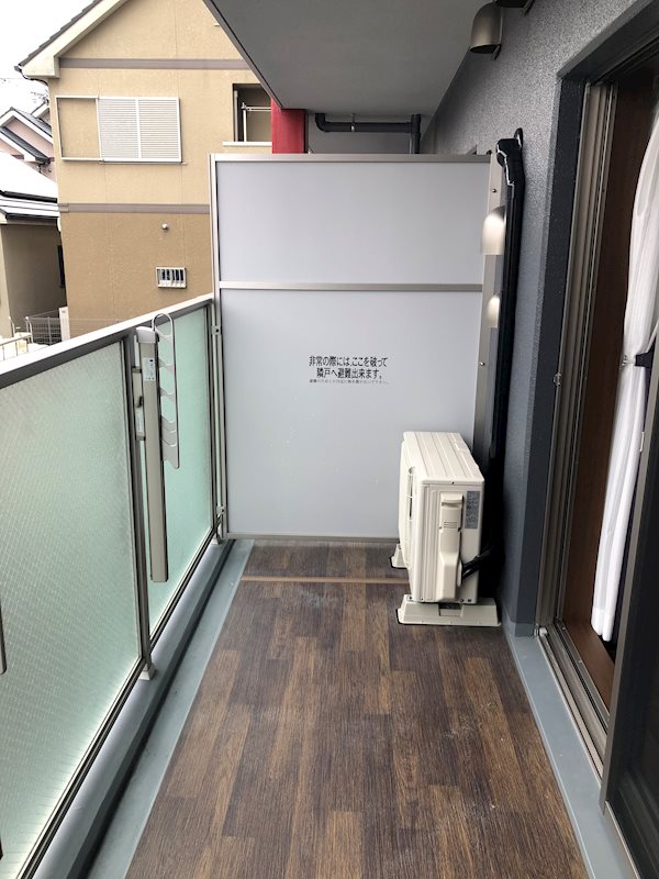 バルコニー床も木目調シートが張られていて綺麗です。