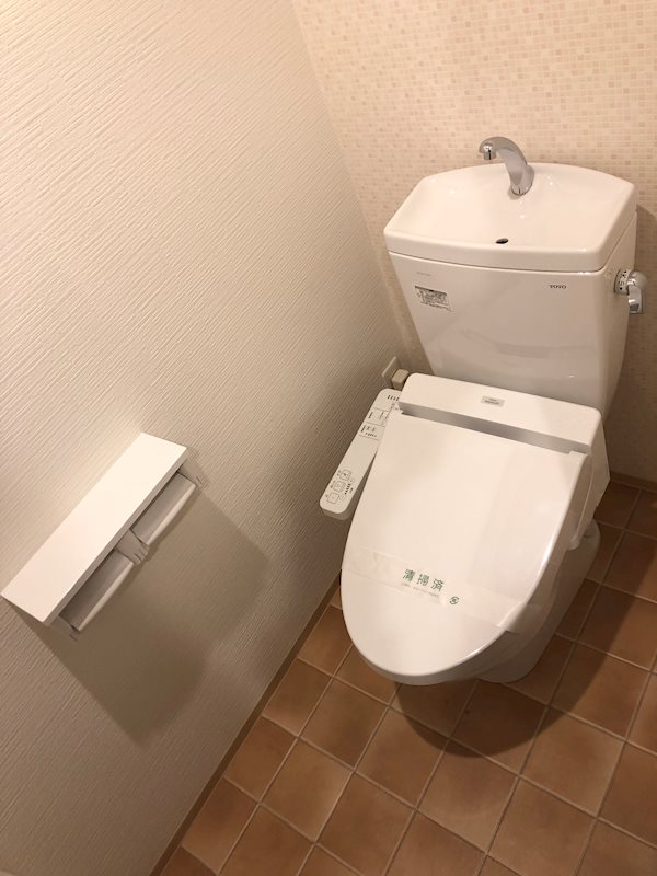 トイレはもちろん洗浄便座付き。