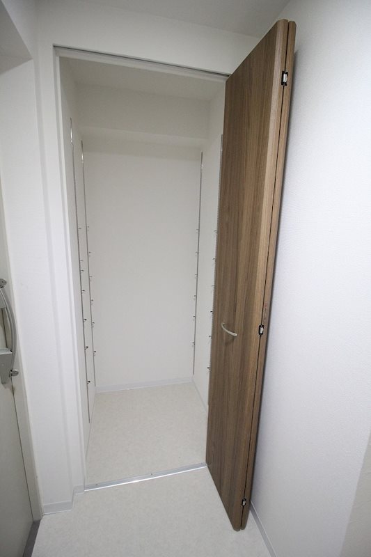 高さ調整が自由自在な玄関シューズボックスです！