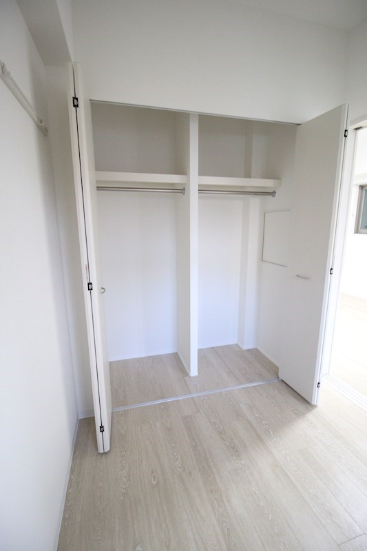 収納は各洋室にございます。