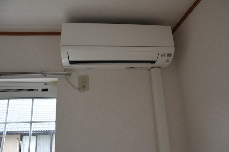 2階。6.1帖洋室の備え付エアコン。