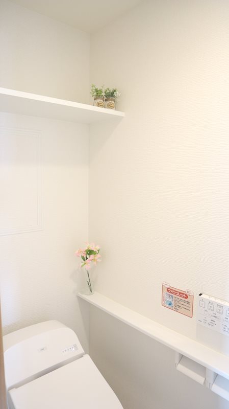 トイレの上側には収納棚があります。消耗品や掃除道具が室内に置けるととても便利ですね。
