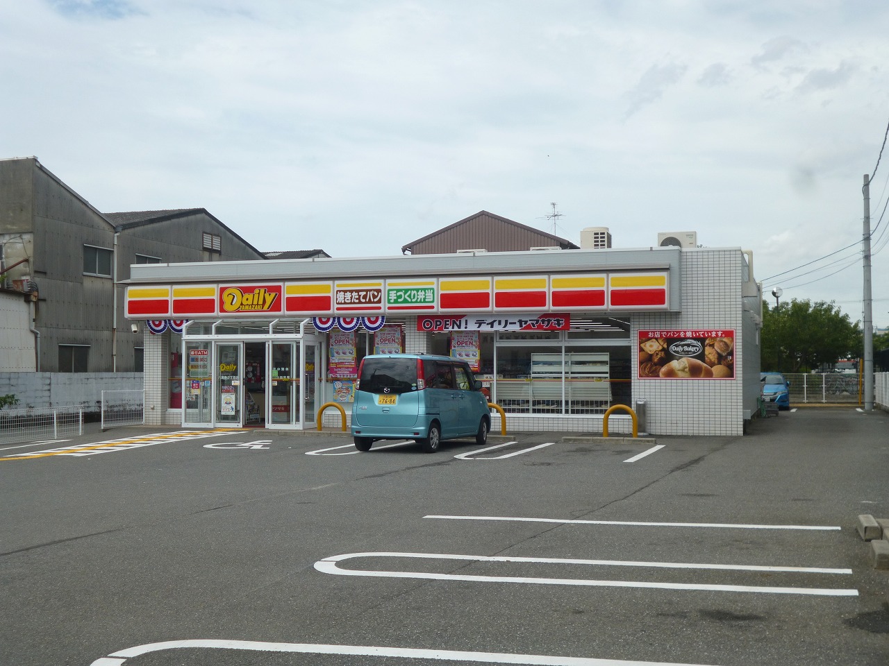 コンビ二：デイリーヤマザキ八尾泉町店　170m