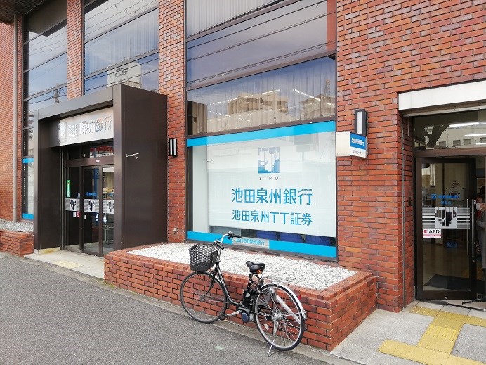 銀行：池田泉州銀行堺支店　159m