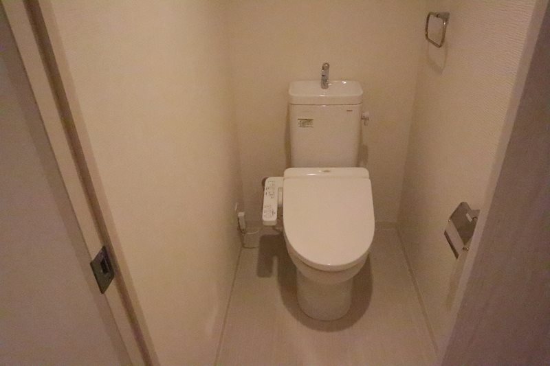 トイレ上部には小物置場有り。トイレットペーパーなどの格納に便利。