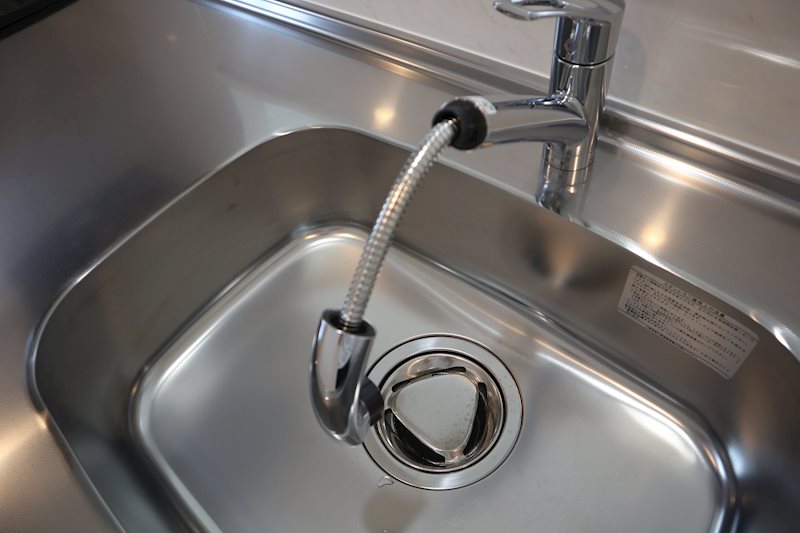 キッチン水栓はシャワーホースヘッド。お掃除の際に意力を発揮します。