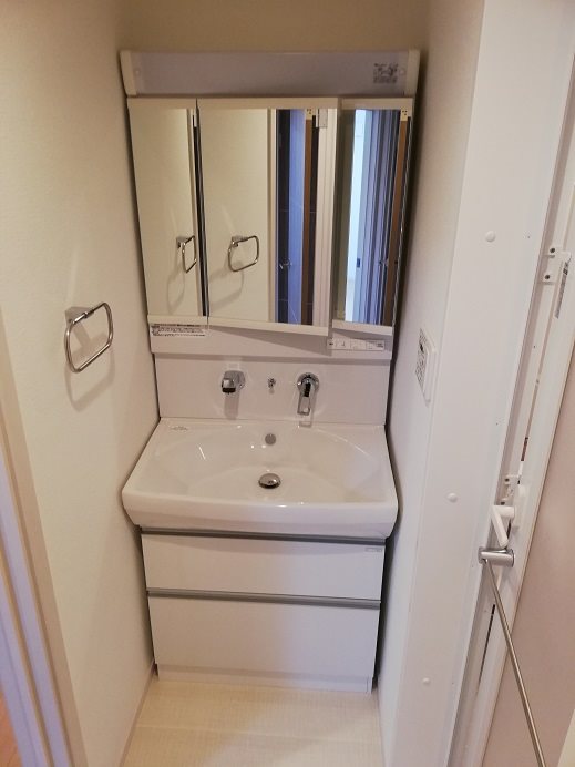 洗髪洗面化粧台（三面鏡）