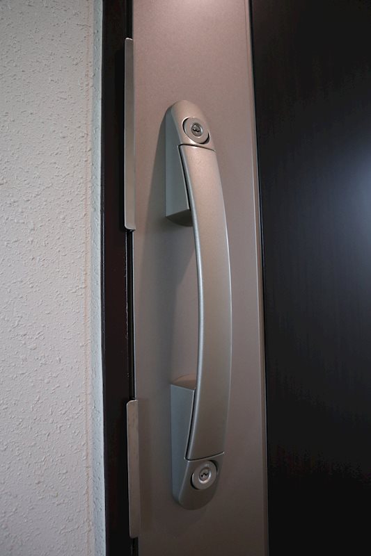 玄関扉は２ロック