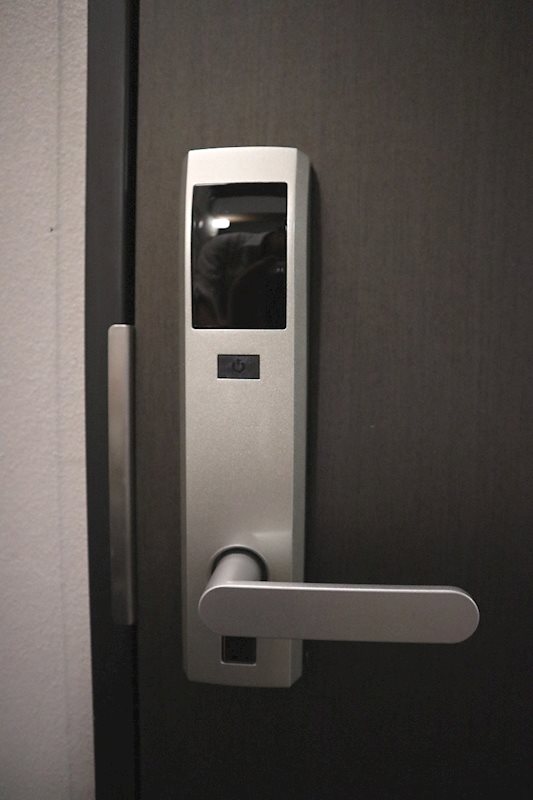 カードキーは照らすだけで開錠可能。