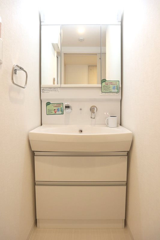 ３面鏡付きの独立洗面台は、引き出しはもちろん鏡の裏まで収納スペースとなっております。