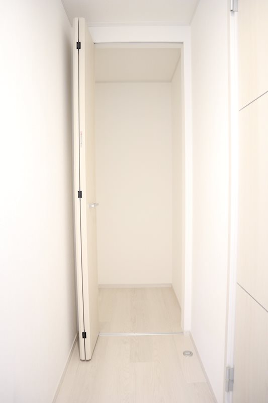 廊下奥には収納スペースをご用意。浴室に近いので、お風呂用品などを置いておくと便利です。