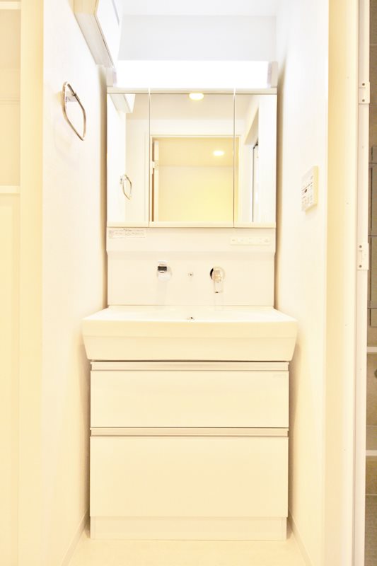 A'-Type：白を基調とした洗面台。シャワー付きで朝の時短に大助かりです。