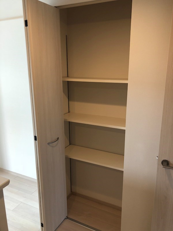 キッチン前収納スペース。