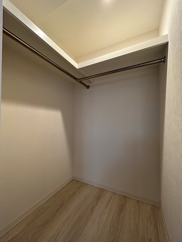 ウォークインクローゼットで収納スペースを確保できます。