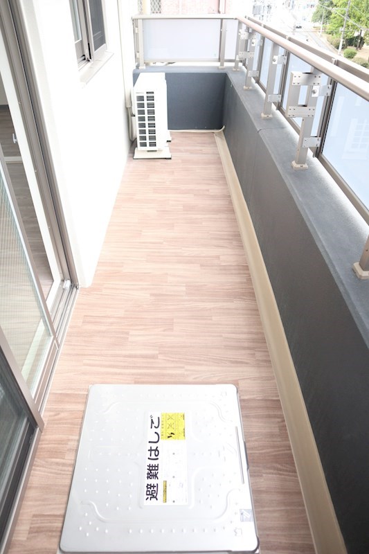 西向きのバルコニー。塗装を施してありおしゃれです。