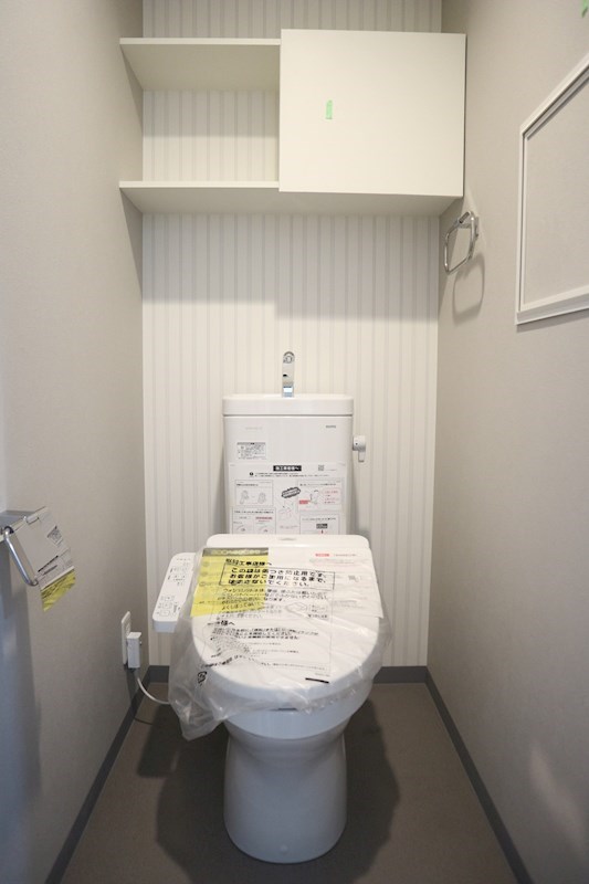 トイレ上部にある棚はトイレ用品を収納でき、空間を清潔に保てます。
