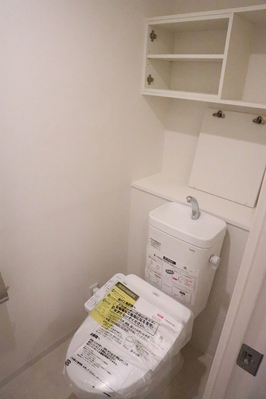 温水洗浄暖房便座です。上部棚を活用してトイレ内を清潔に保つことができます。